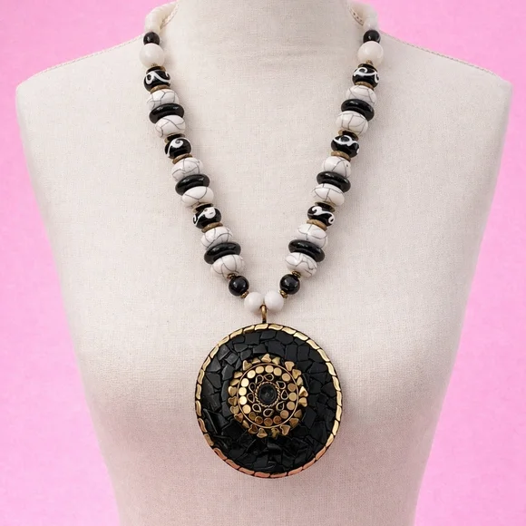 Elegant Black and Gold Pendant Necklace - Picture 2 of 2